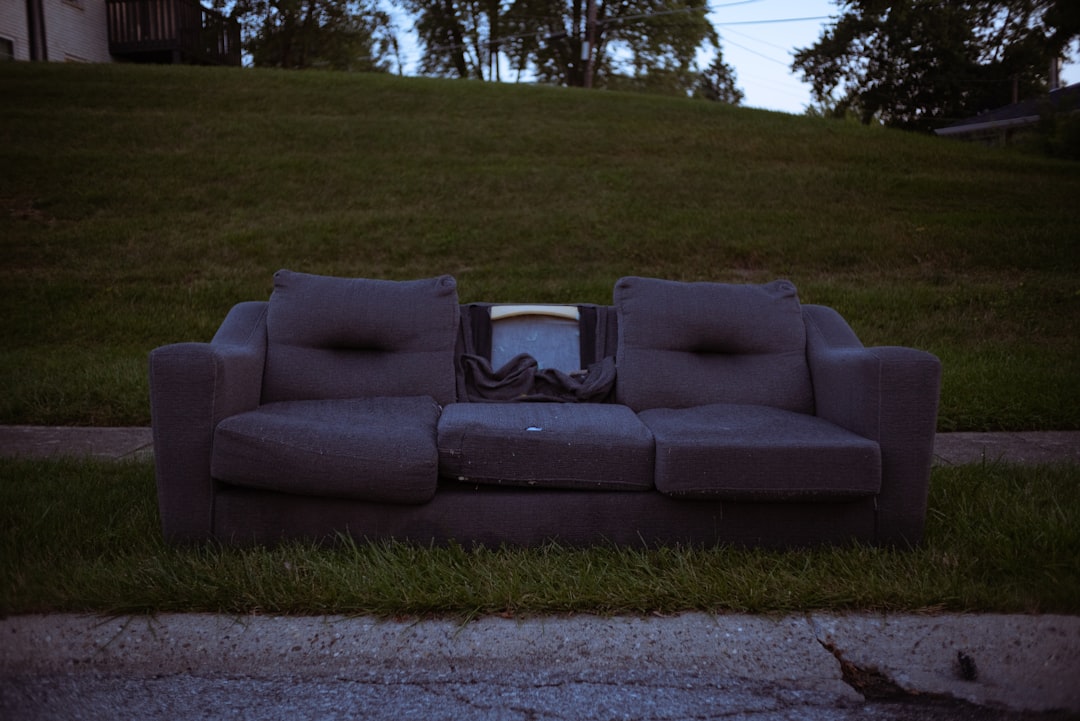 découvrez notre canapé d'angle convertible abordable, alliant confort, style et fonctionnalité pour votre salon.